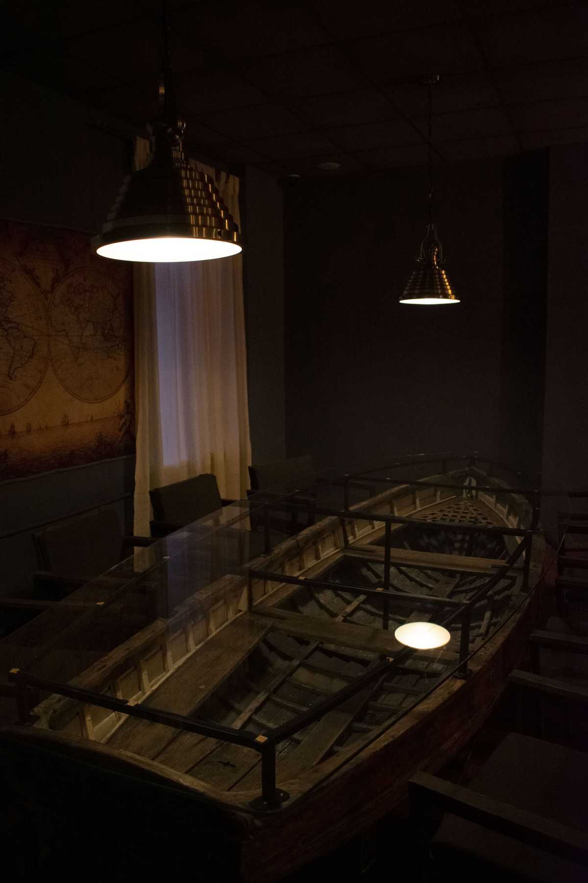 Столик в виде лодки